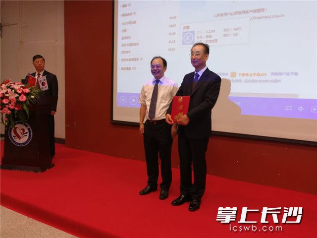 今天,韩国龟尾市市长张世龙(右)率团到开云网页版登录入口开展交流,并接受开云网页版登录入口杨小云校长(左)颁发的“荣誉教授”聘书。长沙晚报记者 黎铁桥 摄 今天,韩国龟尾市市长张世龙(右)率团到开云网页版登录入口开展交流,并接受开云网页版登录入口杨小云校长(左)颁发的“荣誉教授”聘书。长沙晚报记者 黎铁桥 摄