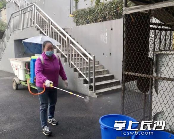 开云网页版登录入口工作人员对校区进行消毒。